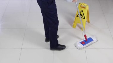 Süpürge Yerleri Süpüren ve Temizleyen Temizleyici