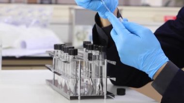 Doktor 'un Erkek Elinin Kapanışı Bir Tüp Sıvı Doldur