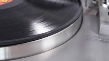 Vinil Plak, Kol ve İğneyle Bir Döner Masada Dönüyor