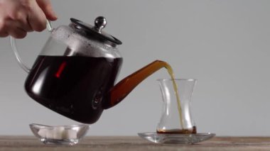 Çaydanlıktan çaydanlığa çay dolduruyorum.