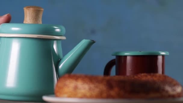 Se toarnă ceai dintr-un ceainic într-o ceașcă — Videoclip de stoc