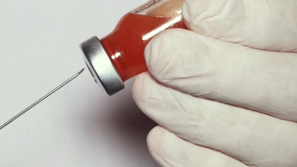Jehla injekční stříkačky užívá lék ze skleněné injekční lahvičky — Stock video