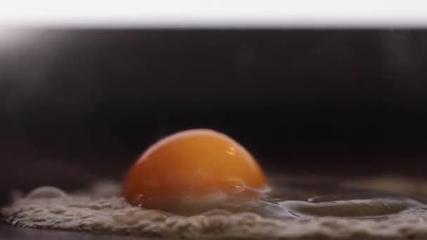 Eieren bakken in een pan koekenpan. Koken. Close-up — Stockvideo