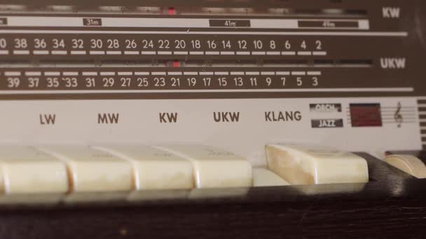 Primo piano delle mani con radio analogica vintage — Video Stock