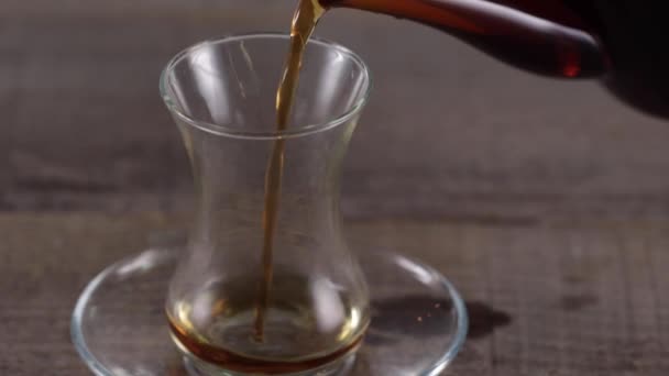 Tee aus einem Wasserkocher in eine Tasse gießen — Stockvideo