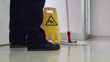 Süpürge Yerleri Süpüren ve Temizleyen Yavaş Hareket Temizleyicisi