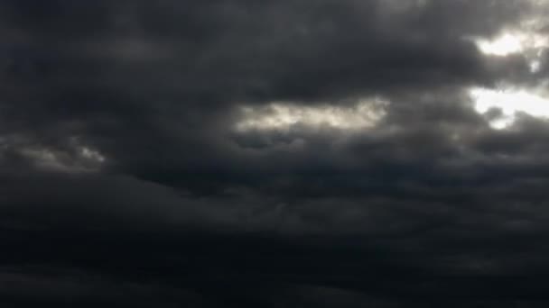 Mörka moln täcker den öppna solen — Stockvideo