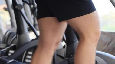 Kardiyo çalışması. Spor salonunda koşu bandında egzersiz yapan aktif bir adam.