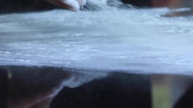 Profesyonel bir mutfakta deneyimli bir şef hamuru un ile hazırlar.. 