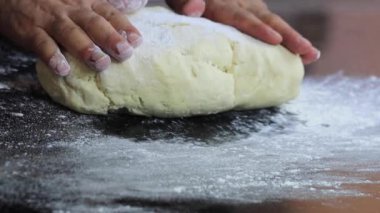 Profesyonel bir mutfakta deneyimli bir şef hamuru un ile hazırlar.. 