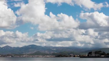 Batı İzlanda 'daki volkanik dağlardaki bulutların hızlandırılmış görüntüsü