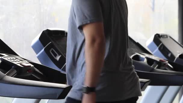Latihan jantung. Aktif pria berolahraga treadmill di gym, pandangan samping — Stok Video