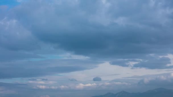 Time lapse utsikt över moln på bergen i Urla izmir — Stockvideo