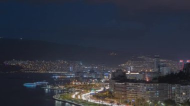 Turistlerin zamanı ve deniz kenarındaki yoğun trafik, İzmir, Türkiye