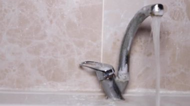 Mutfakta musluk açık