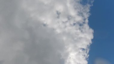 Zaman atlaması, bulutlu güzel bir gökyüzü, 