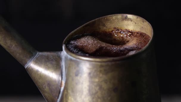 Подготовка турецкого кофе. Выполнение кофе вблизи — стоковое видео