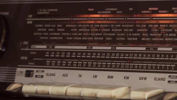 Detailní záběr rukou pomocí analogového retro rádia — Stock video