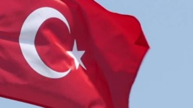 Türkiye 'nin yakın çekim bayrağı mavi bir arka planda rüzgarda dalgalanıyor
