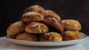 Lezzetli ev yapımı hamur işi. Kusursuz döngü.