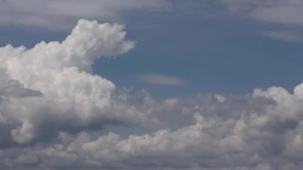 Cielo azul con nubes en lapso de tiempo — Vídeos de Stock