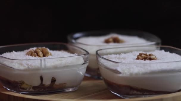 Desserts savoureux avec garniture, flocons de noix de coco. — Video