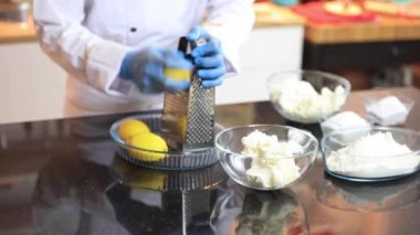 Hamur yoğuruyorum. Lezzetli bir ikram ya da tatlı yapma süreci. Masada pişirmek için gerekli malzemeler. Şef aşçı için en iyi plan. Akrabalara özen göstererek ev yemeği..