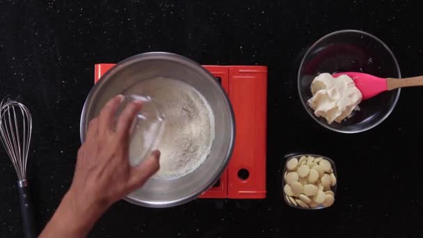 Mélange d'ingrédients pour préparer le glaçage au fromage à la crème. — Video