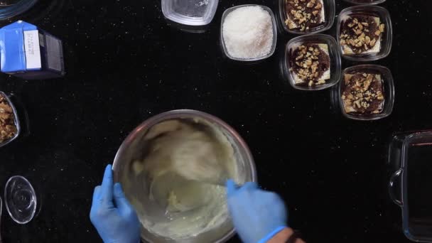 Mélange d'ingrédients pour préparer le glaçage au fromage à la crème. — Video