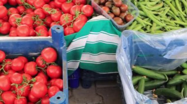 Markette sebze pazarı rengarenk taze organik sağlıklı sebzelerle dolu.