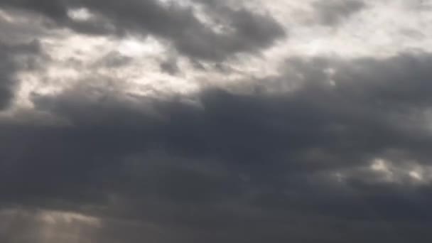 Nubes oscuras cubren el sol abierto — Vídeo de stock