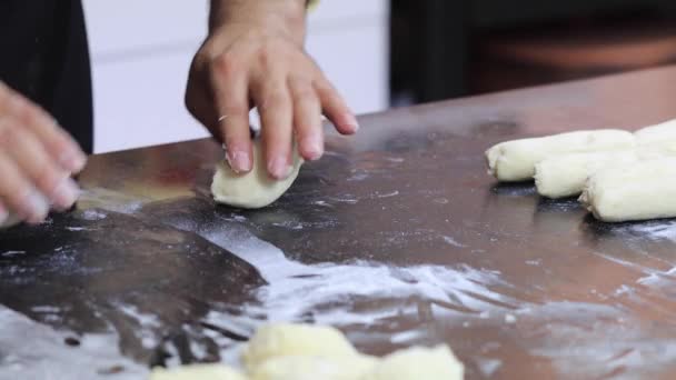 Um chef experiente em uma cozinha profissional prepara a massa, com farinha. — Vídeo de Stock