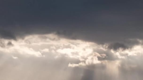 Nubes oscuras cubren el sol abierto — Vídeo de stock
