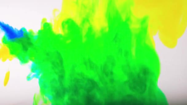 Sovrapposizione di nuvole d'inchiostro. Un'esplosione di colore. movimento fumo giallo blu su sfondo bianco per l'editing video. — Video Stock