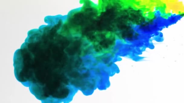 Sovrapposizione di nuvole d'inchiostro. Un'esplosione di colore. movimento fumo giallo blu su sfondo bianco per l'editing video. — Video Stock