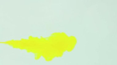 Sarı boya suya düşer, sarı mürekkep damlası suya düşer. Renkli mürekkep, 4K görüntü.,