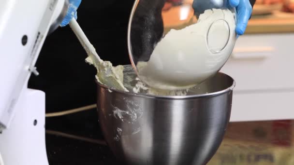 Mieszanka ciasta ugniatanie w automatycznym urządzeniu kuchennym, jak szef kuchni miesza składniki. Powolne stukanie w lewo. — Wideo stockowe