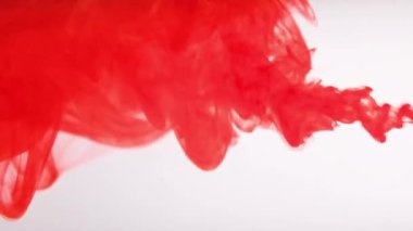 Suya kırmızı boya damlıyor, suya kırmızı mürekkep damlası düşüyor. Renkli mürekkep, 4K görüntü.,
