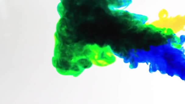 Sovrapposizione di nuvole d'inchiostro. Un'esplosione di colore. movimento fumo giallo blu su sfondo bianco per l'editing video. — Video Stock