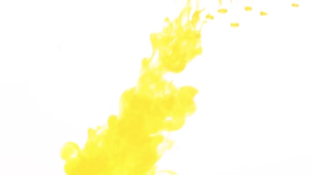 Ломтик апельсина падает в воду с пузырьками, брызгами и пеной на белом фоне — стоковое видео