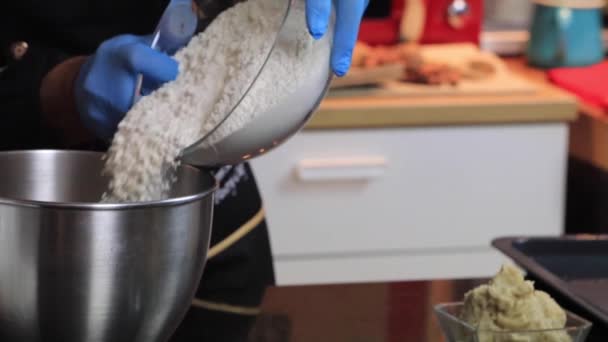 Mieszanka ciasta ugniatanie w automatycznym urządzeniu kuchennym, jak szef kuchni miesza składniki. Powolne stukanie w lewo. — Wideo stockowe