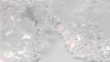 Bardağa buzla soda dök. Yemek arkaplanı. Soğuk içecek. 4K UHD video 3840x2160 