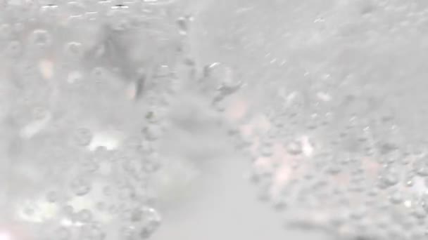 Nahaufnahme, bei der Natron mit Eis in das Glas gegossen wird. Lebensmittel-Hintergrund. Kaltgetränk. 4K-UHD-Video 3840x2160 — Stockvideo