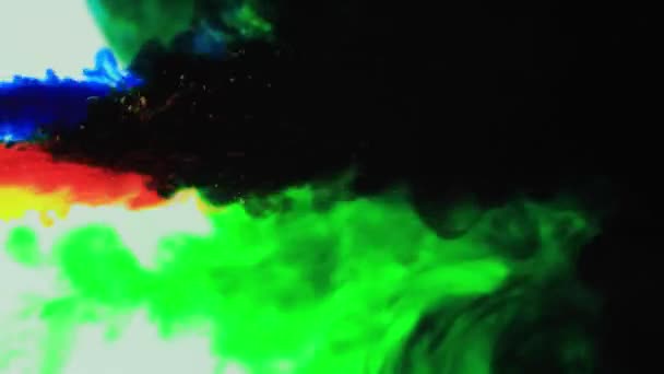 Tintenwolken-Overlay. Farbenpracht. blau, rot, gelb Rauchbewegung auf weißem Hintergrund für die Videobearbeitung. — Stockvideo