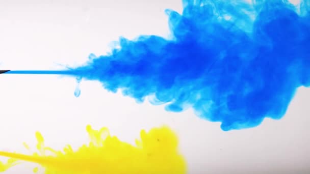 Mürekkep bulutu kaplaması. Renk patlaması. Video düzenleme için beyaz zemin üzerinde mavi, kırmızı, sarı duman hareketi. — Stok video
