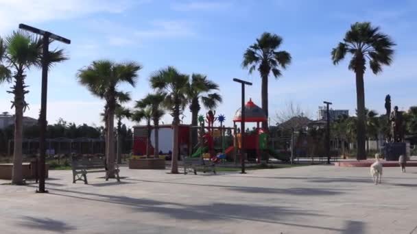 Lugares públicos fechados. Parque infantil fechado, sem crianças no parque da cidade. — Vídeo de Stock