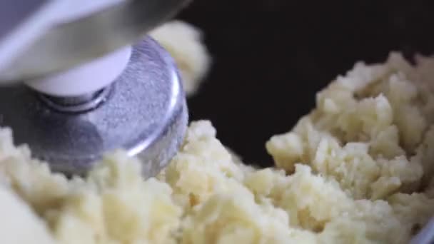 Tésztakeverék gyúrás automatikus konyhai készülék, mint séf keveri az összetevőket. Lassú pásztázás balra. — Stock videók