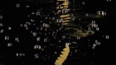 Fussile Makarnası çömleğe düşüyor Yavaş çekim