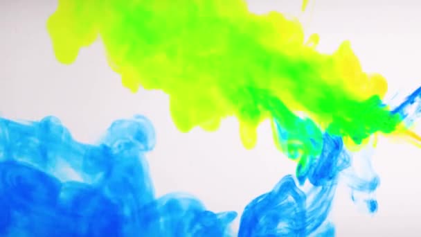 Inktwolk overlay. Kleur ontploffing. blauw geel rook beweging op witte achtergrond voor videobewerking. — Stockvideo