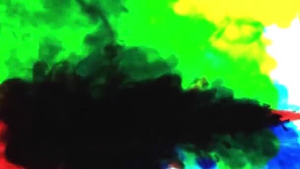 墨水云罩在上面.彩色爆炸。用于视频编辑的白色背景上的蓝色、红色、黄色烟雾运动. — 图库视频影像